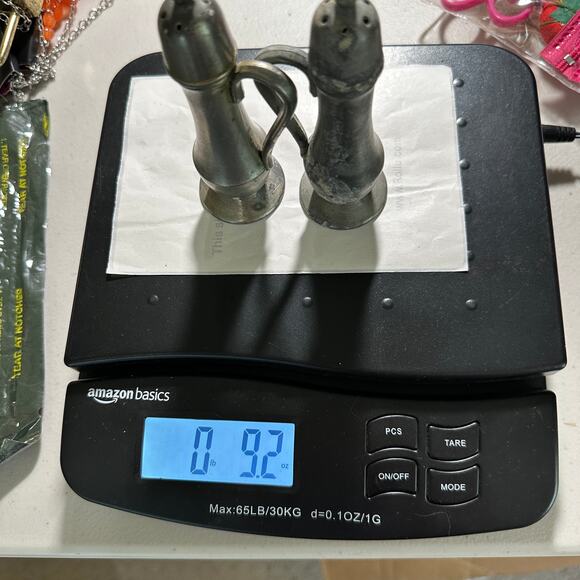 Vintage Oneida Heirloom Pewter Salt & Pepper Shakers 5" Tall - Picture 8 of 8